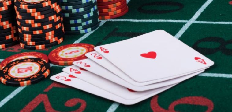 Pelikortteja ja pelimerkkejä